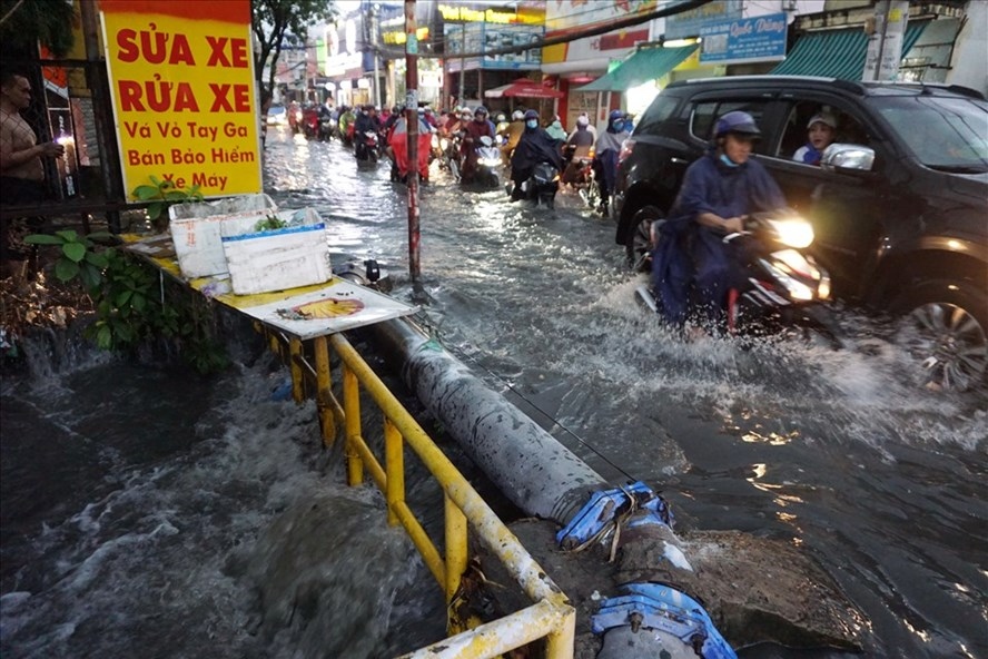 heavy rain submerges thu duc district in ho chi minh city picture 1
