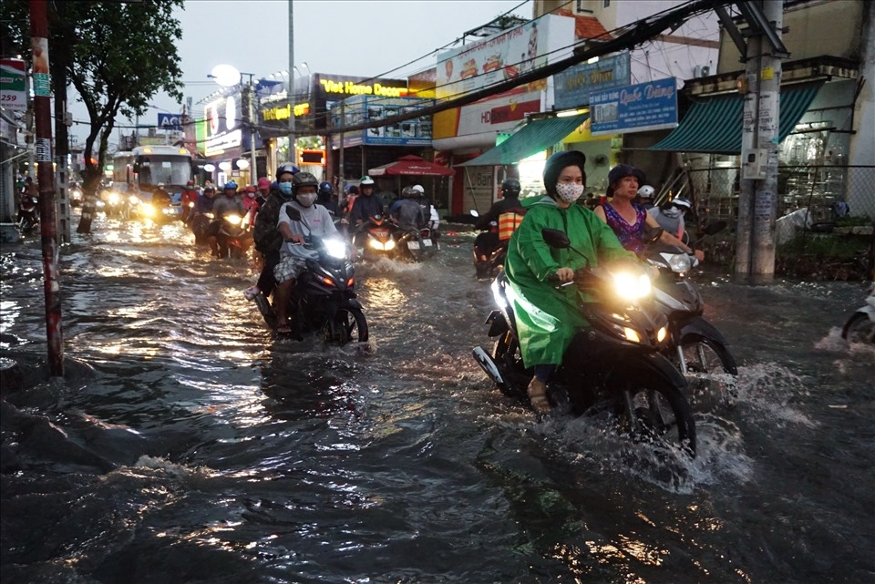 heavy rain submerges thu duc district in ho chi minh city picture 2