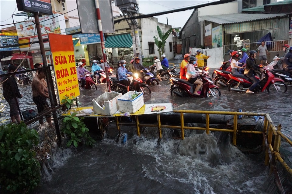 heavy rain submerges thu duc district in ho chi minh city picture 3