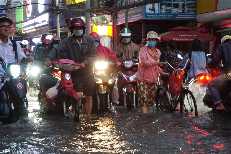 heavy rain submerges thu duc district in ho chi minh city picture 4