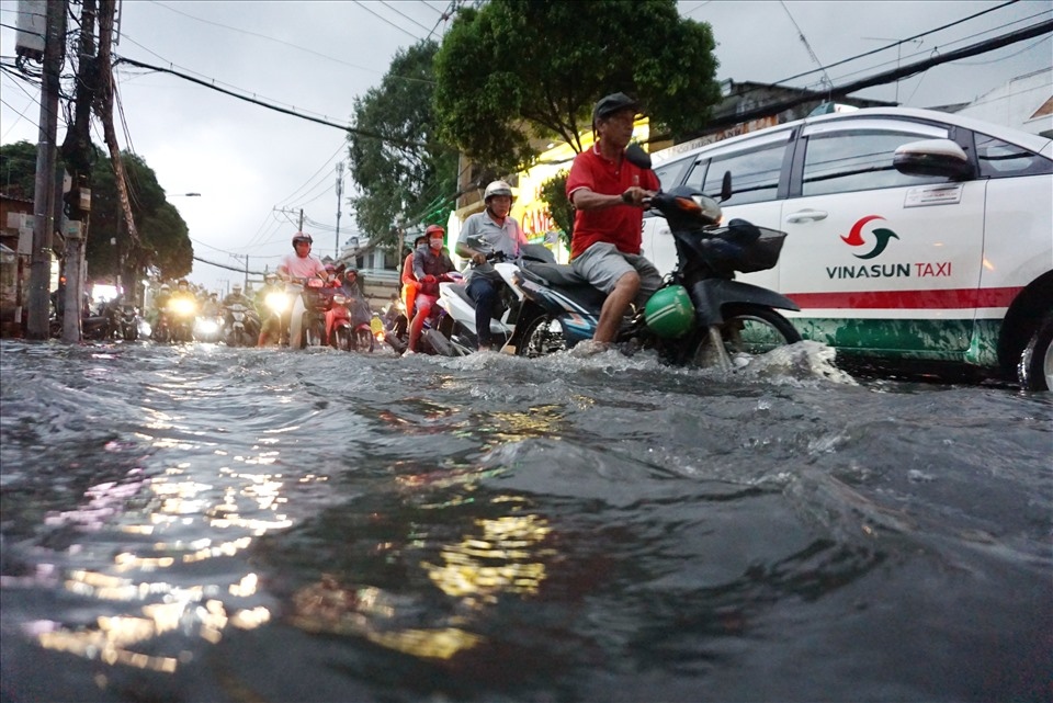 heavy rain submerges thu duc district in ho chi minh city picture 6