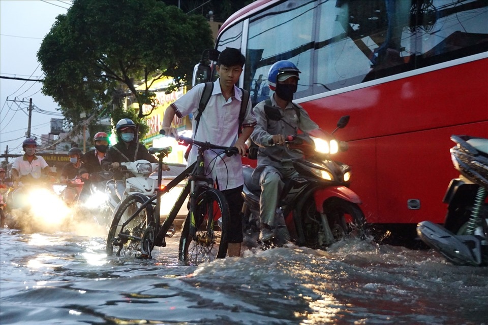 heavy rain submerges thu duc district in ho chi minh city picture 7