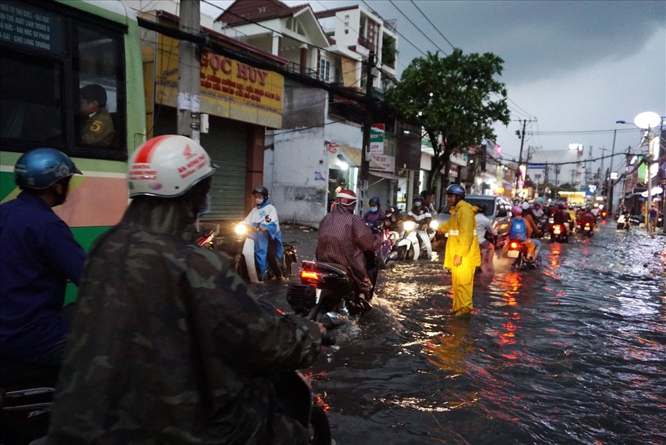 heavy rain submerges thu duc district in ho chi minh city picture 8