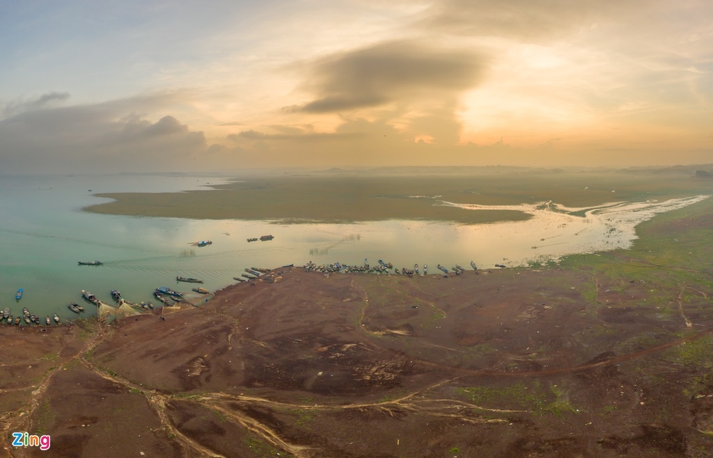 tri an lake appears charming in green algae season picture 2