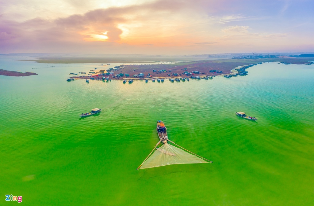 tri an lake appears charming in green algae season picture 3