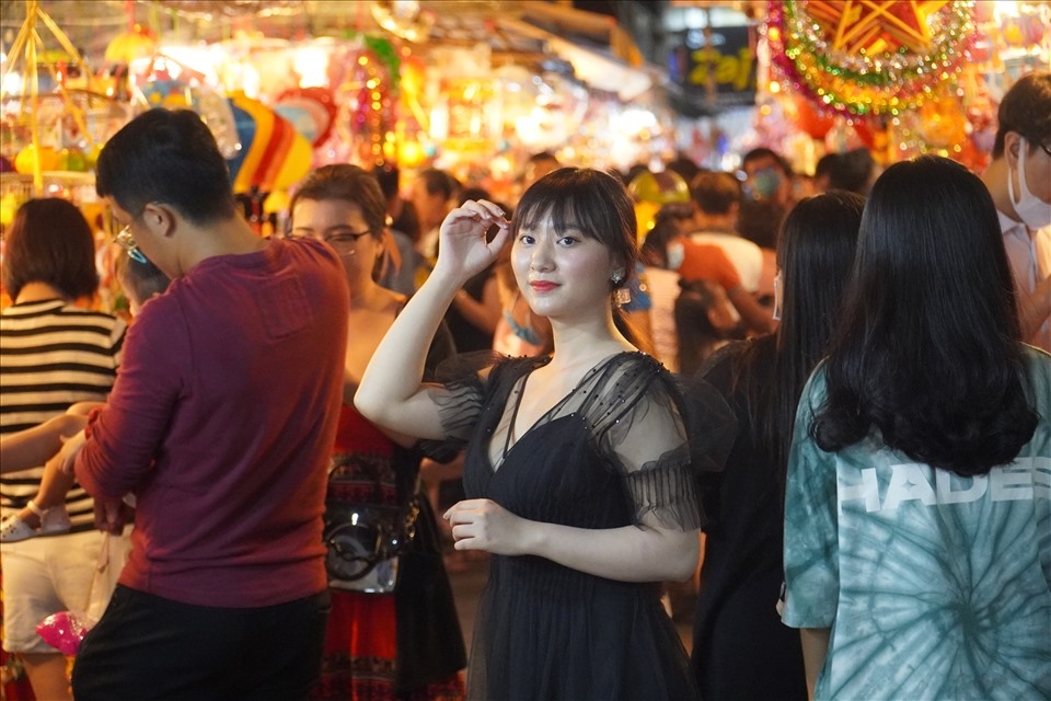 glowing lanterns signal start of mid-autumn festival in hcm city picture 2