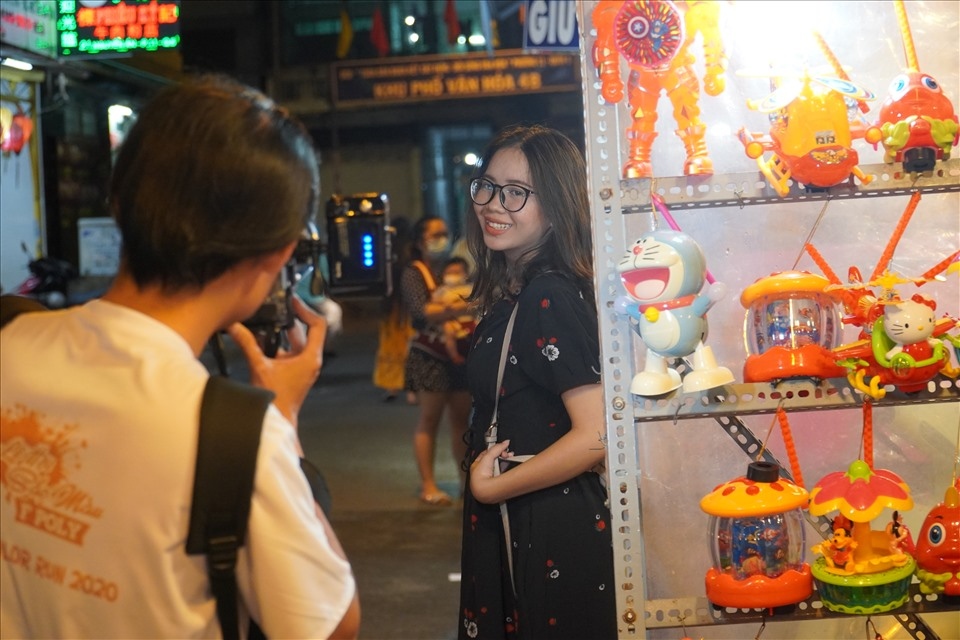 glowing lanterns signal start of mid-autumn festival in hcm city picture 5