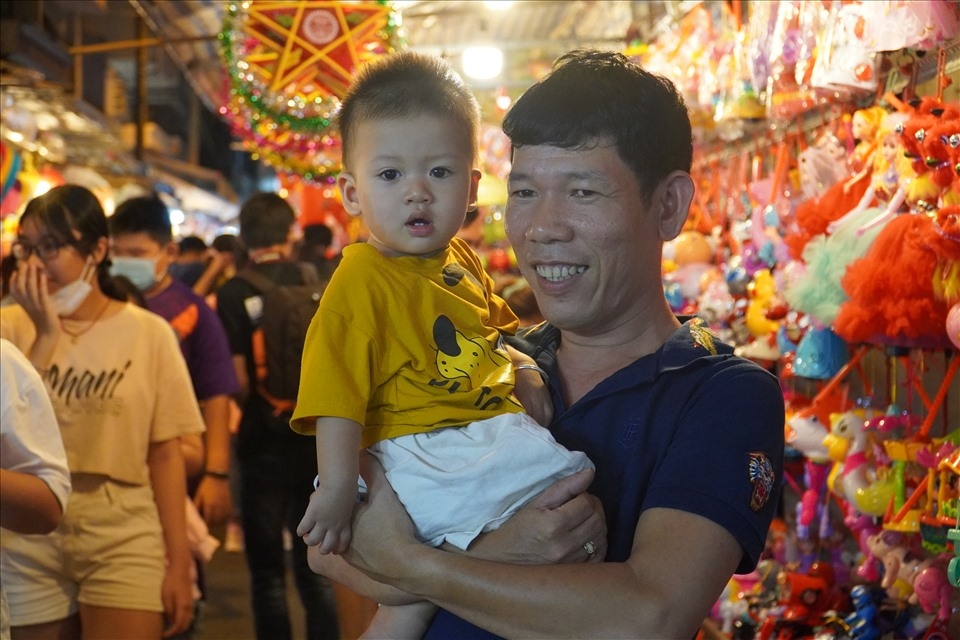 glowing lanterns signal start of mid-autumn festival in hcm city picture 6