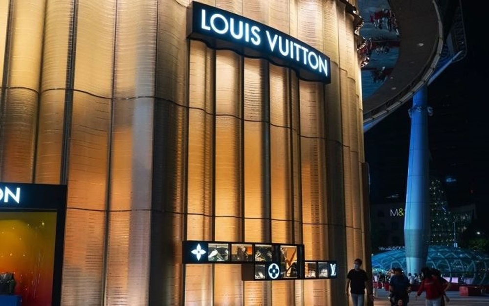 Cửa hàng Louis Vuitton tại Trung tâm thương mại Ion Orchard, Singapore. (Ảnh: Bloomberg)