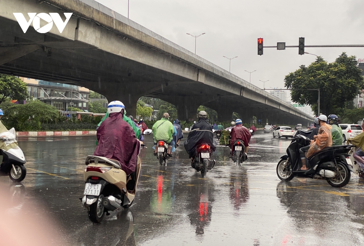 streets throughout hanoi suffer blockages after period of heavy rain picture 10