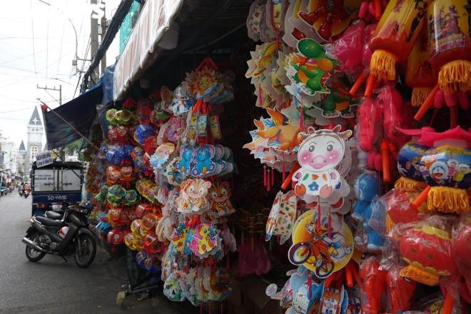 lantern making village in hcm city quiet ahead of mid-autumn festival picture 10