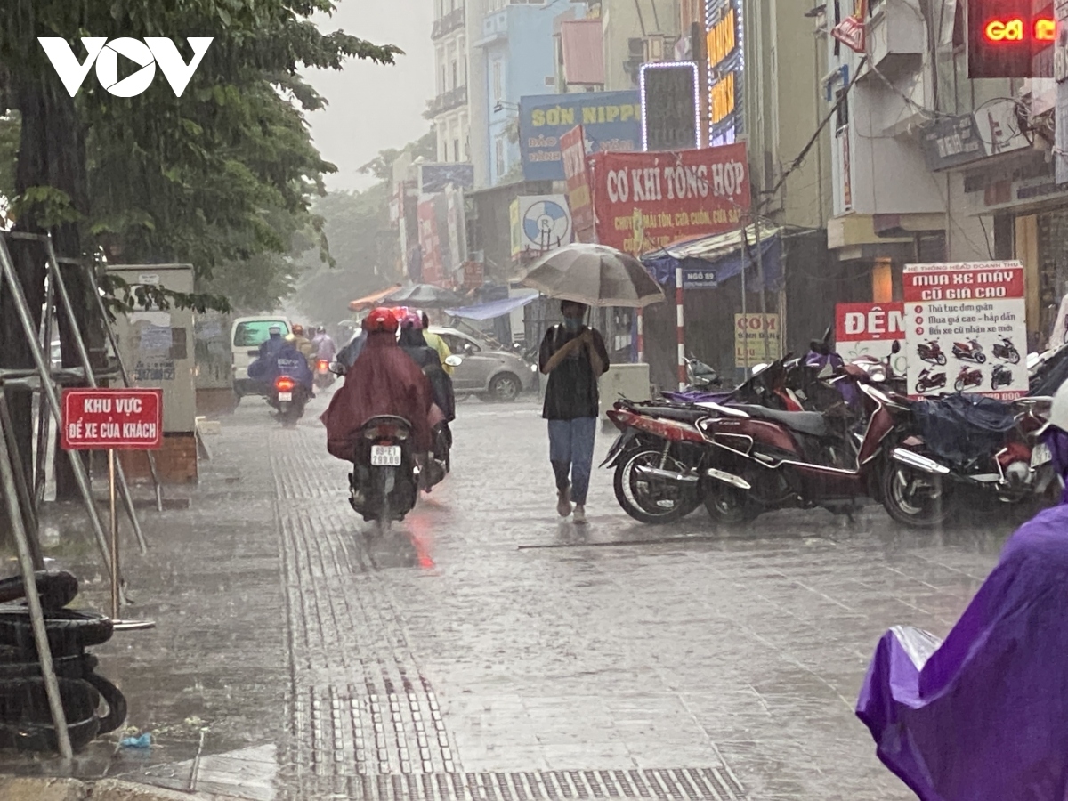 streets throughout hanoi suffer blockages after period of heavy rain picture 11