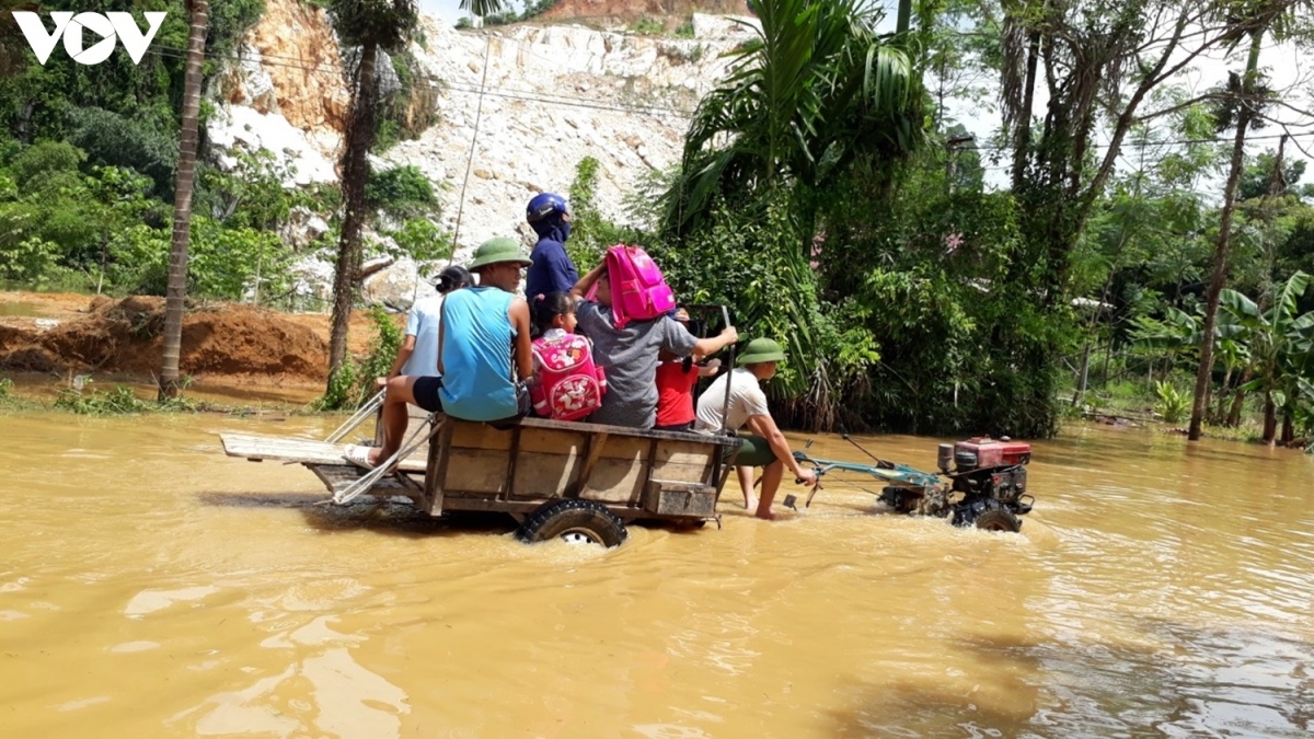 residents of yen bai province overcome difficulties caused by flooding picture 10
