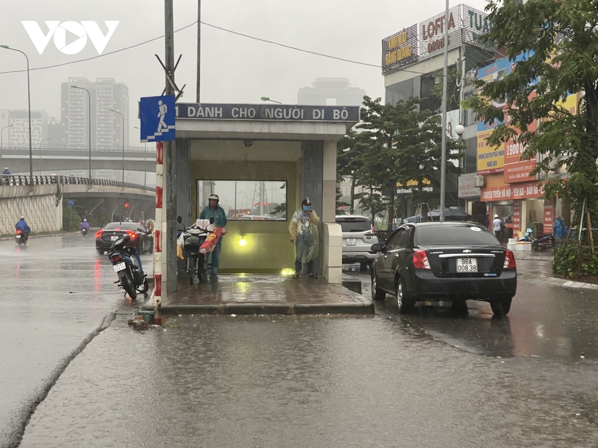 streets throughout hanoi suffer blockages after period of heavy rain picture 13