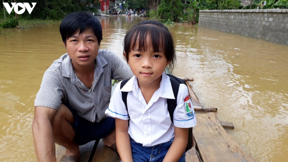 residents of yen bai province overcome difficulties caused by flooding picture 11