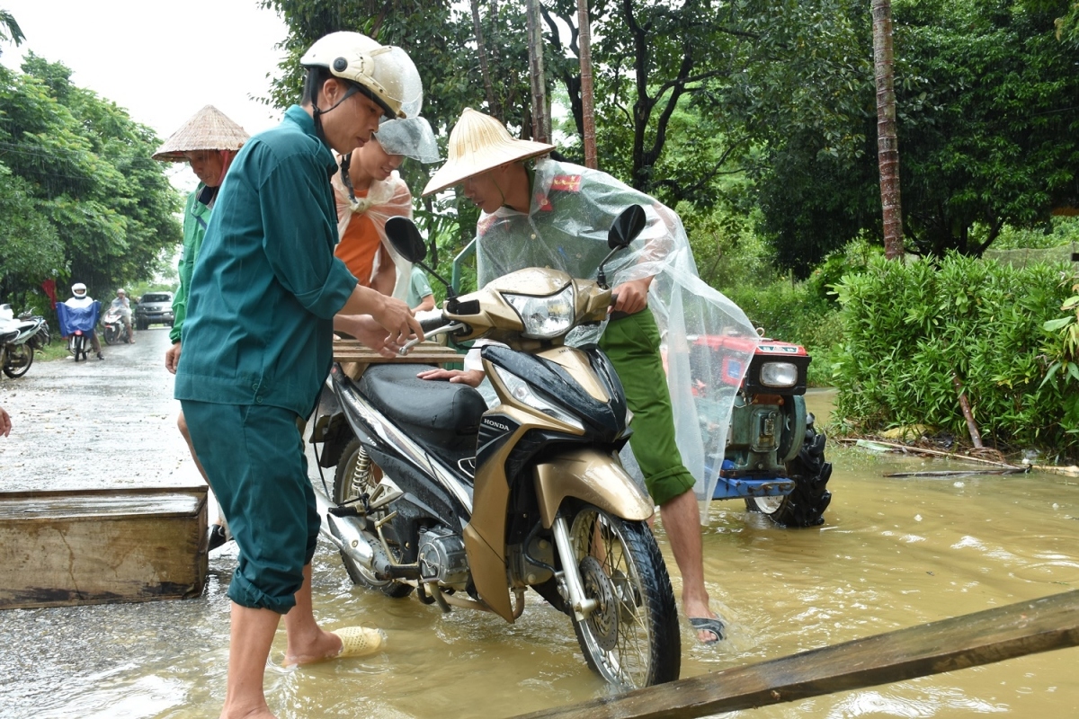 residents of yen bai province overcome difficulties caused by flooding picture 12