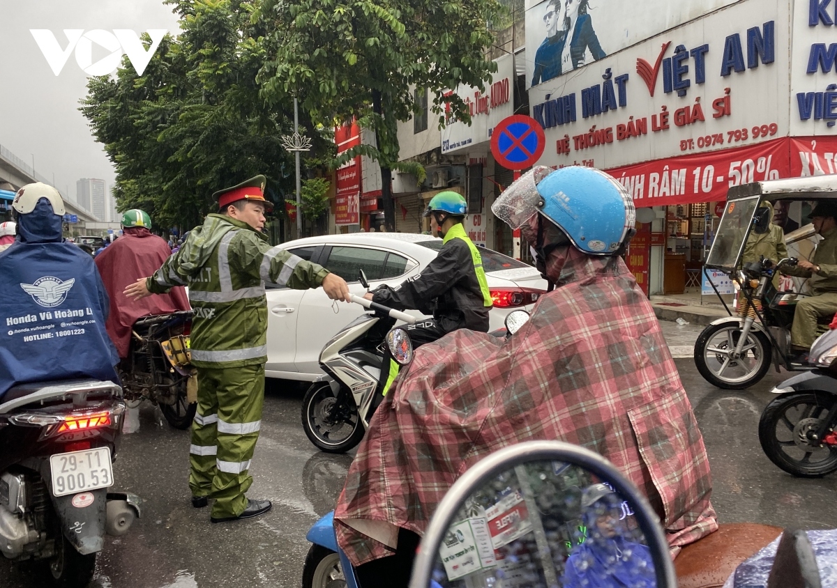 streets throughout hanoi suffer blockages after period of heavy rain picture 15