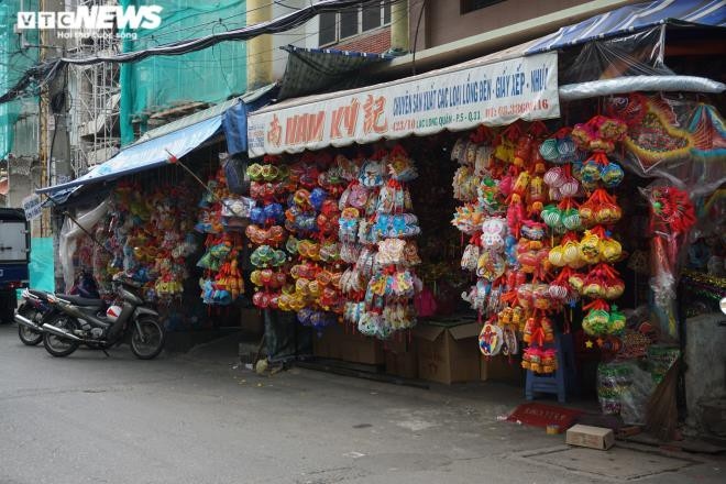 lantern making village in hcm city quiet ahead of mid-autumn festival picture 1