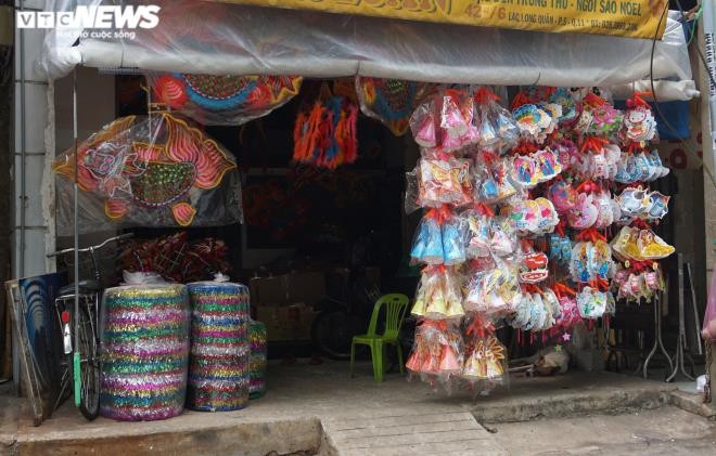 lantern making village in hcm city quiet ahead of mid-autumn festival picture 2