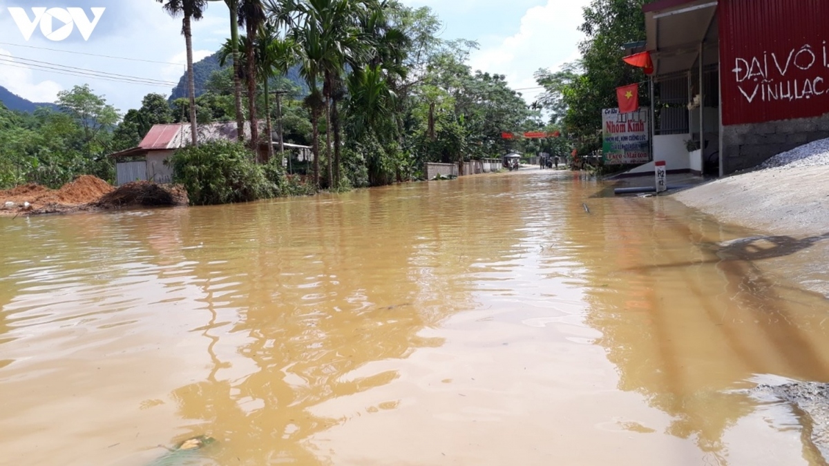 residents of yen bai province overcome difficulties caused by flooding picture 2