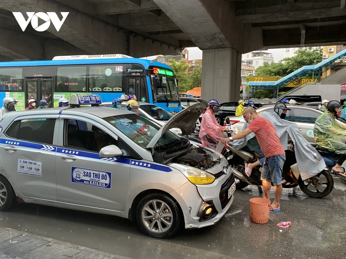 streets throughout hanoi suffer blockages after period of heavy rain picture 4