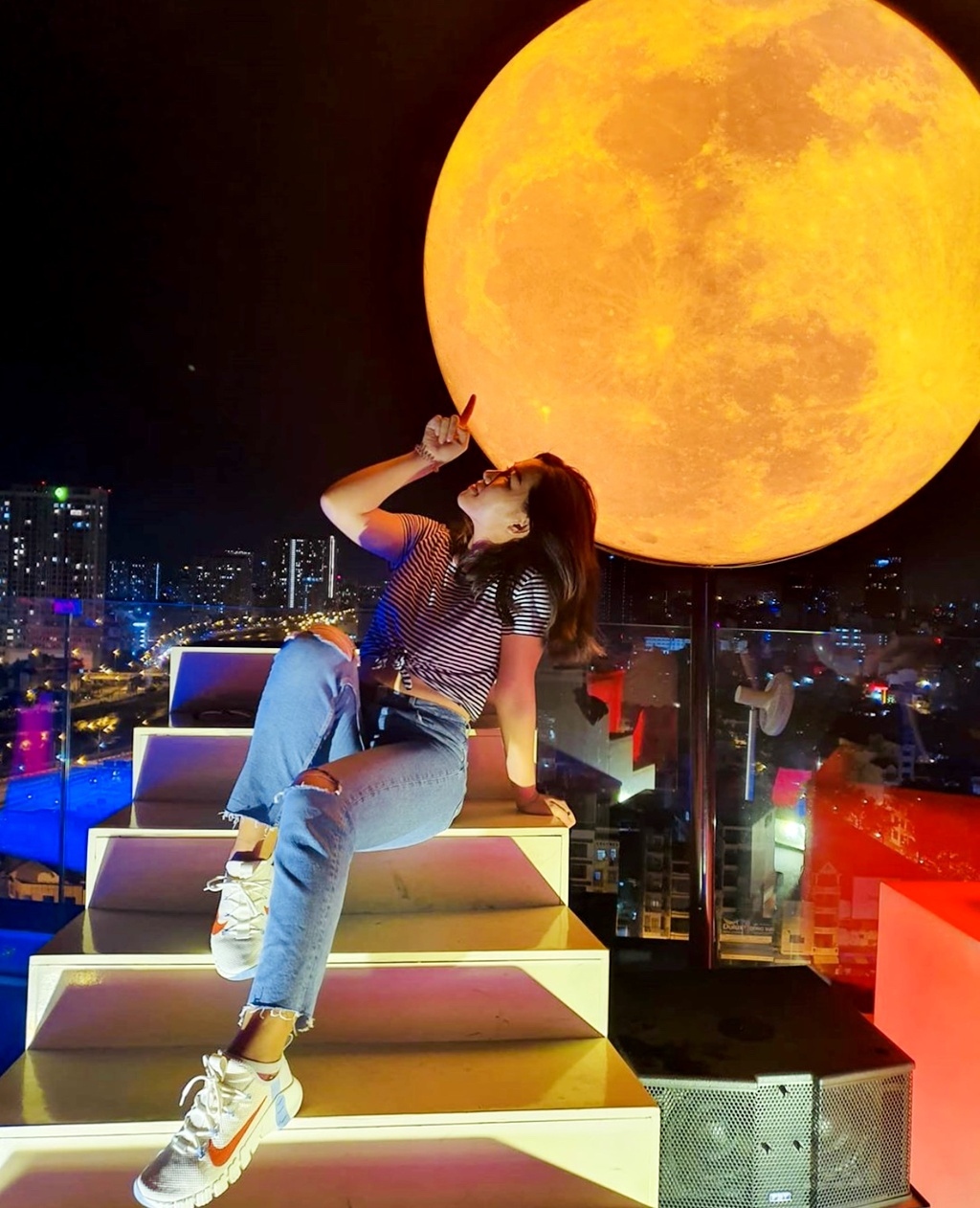 Customers can enjoy the sight of an impressive panoramic view of the entire southern metropolis from Epic Sky Lounge. (Photo: Its_kayleenguyen)