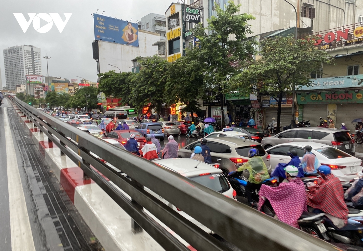 streets throughout hanoi suffer blockages after period of heavy rain picture 7