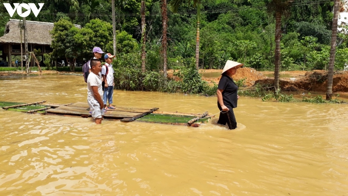 residents of yen bai province overcome difficulties caused by flooding picture 6