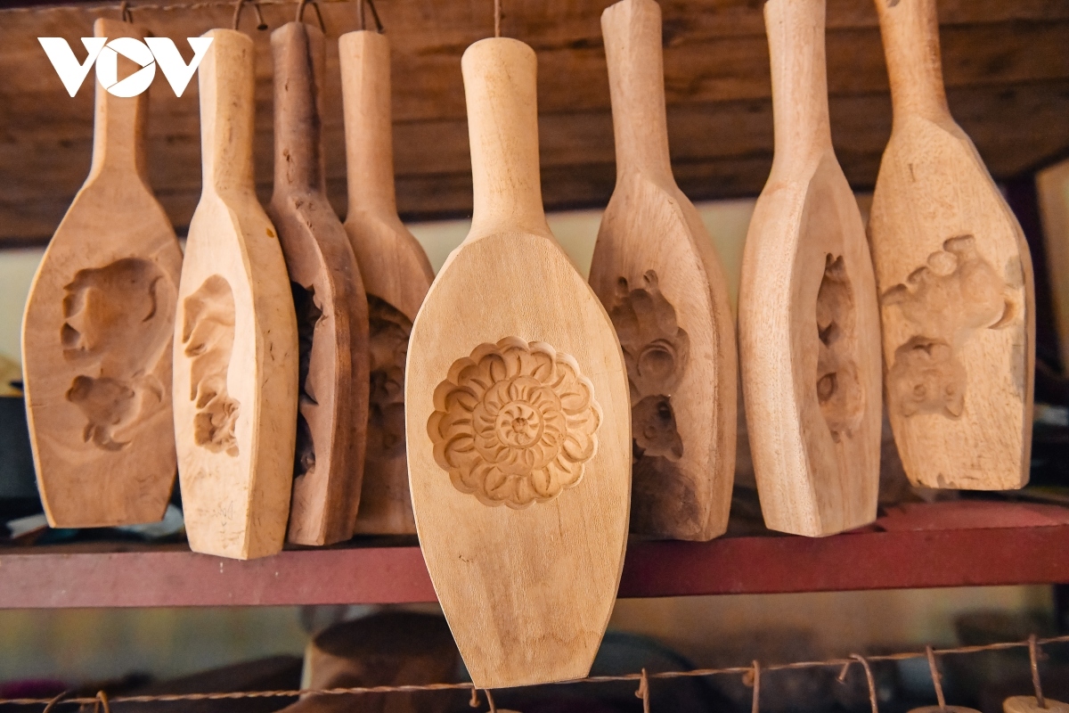 hanoi family keeps tradition of making wooden mooncake moulds alive picture 11