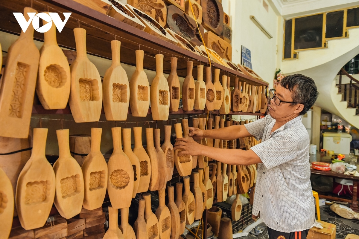 hanoi family keeps tradition of making wooden mooncake moulds alive picture 12