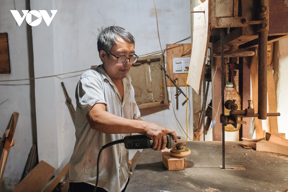 hanoi family keeps tradition of making wooden mooncake moulds alive picture 2