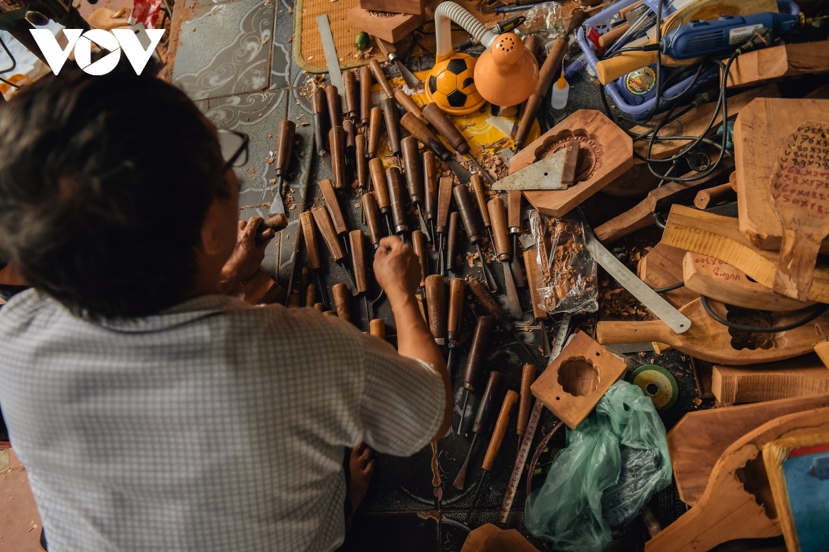 hanoi family keeps tradition of making wooden mooncake moulds alive picture 3