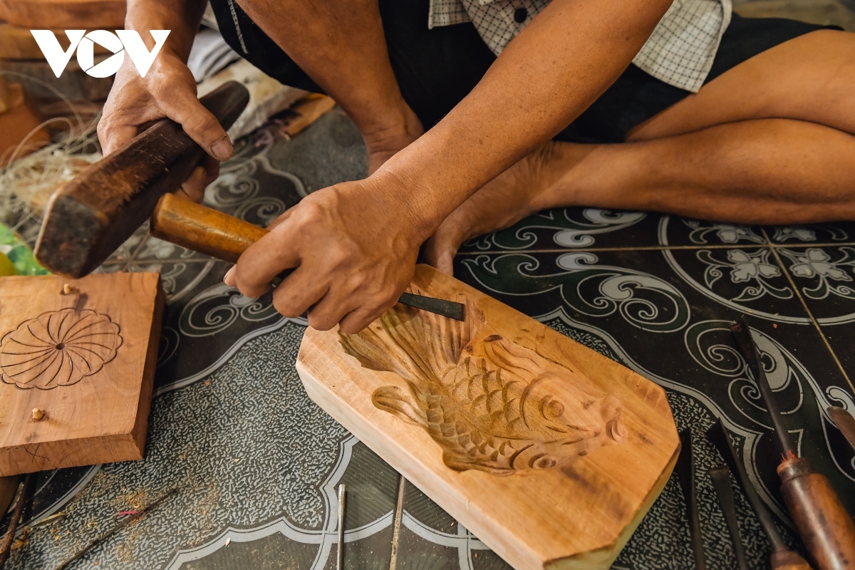 hanoi family keeps tradition of making wooden mooncake moulds alive picture 4