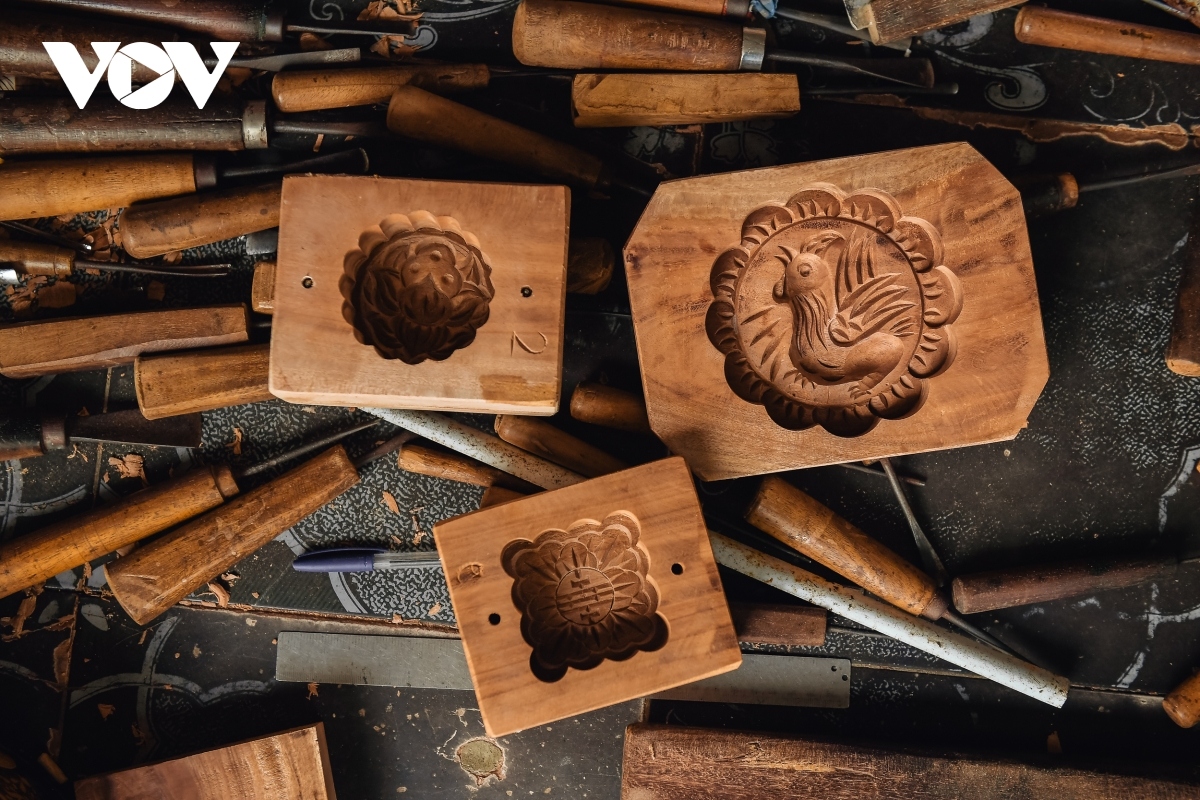 hanoi family keeps tradition of making wooden mooncake moulds alive picture 5