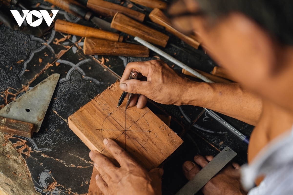 hanoi family keeps tradition of making wooden mooncake moulds alive picture 6