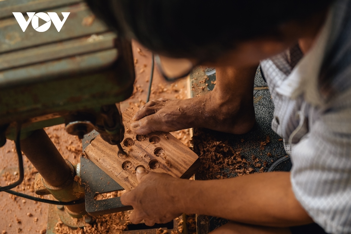 hanoi family keeps tradition of making wooden mooncake moulds alive picture 7