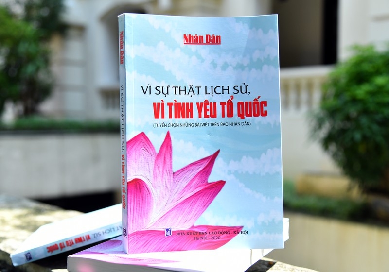 bao nhan dan ra mat cuon sach vi su that lich su, vi tinh yeu to quoc hinh anh 1