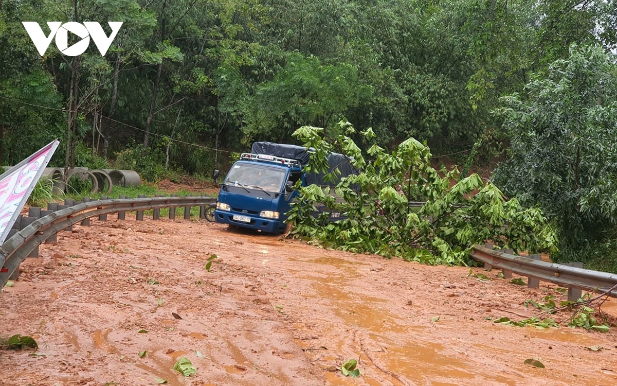 storm noul makes landfall, 1 dies, dozens injured picture 2