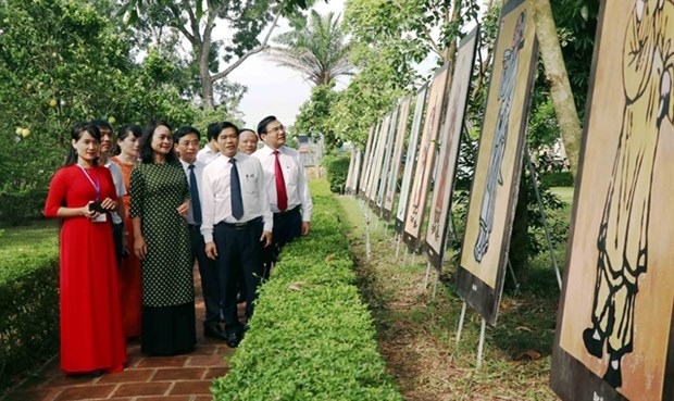 Administrators of Ha Tinh province and tourists contemplate oil paintings at the exhibition dedicated to Vietnamese great poet Nguyen Du and his works.