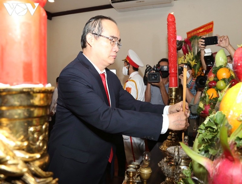 Bí thư Thành ủy Nguyễn Thiện Nhân thành kính dâng hương lên Chủ tịch Hồ Chí Minh