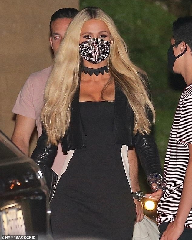 kieu nu paris hilton sang chanh di hen ho cung ban trai hinh anh 7