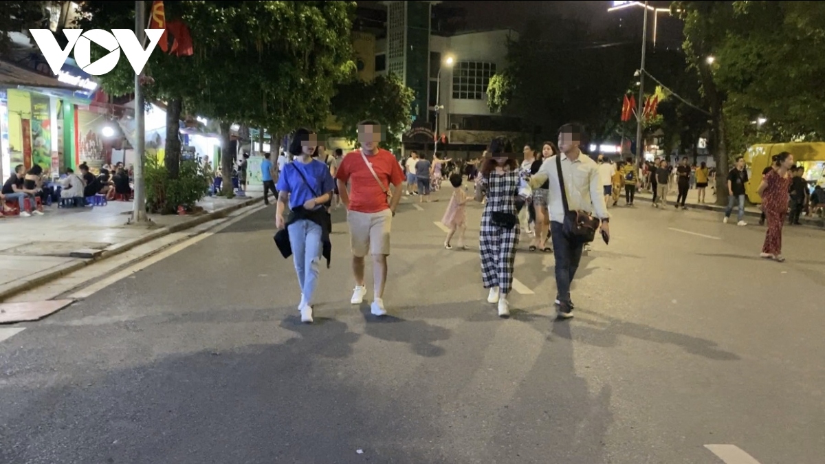 hanoi locals ignore covid-19 warnings as pedestrian streets reopen picture 1