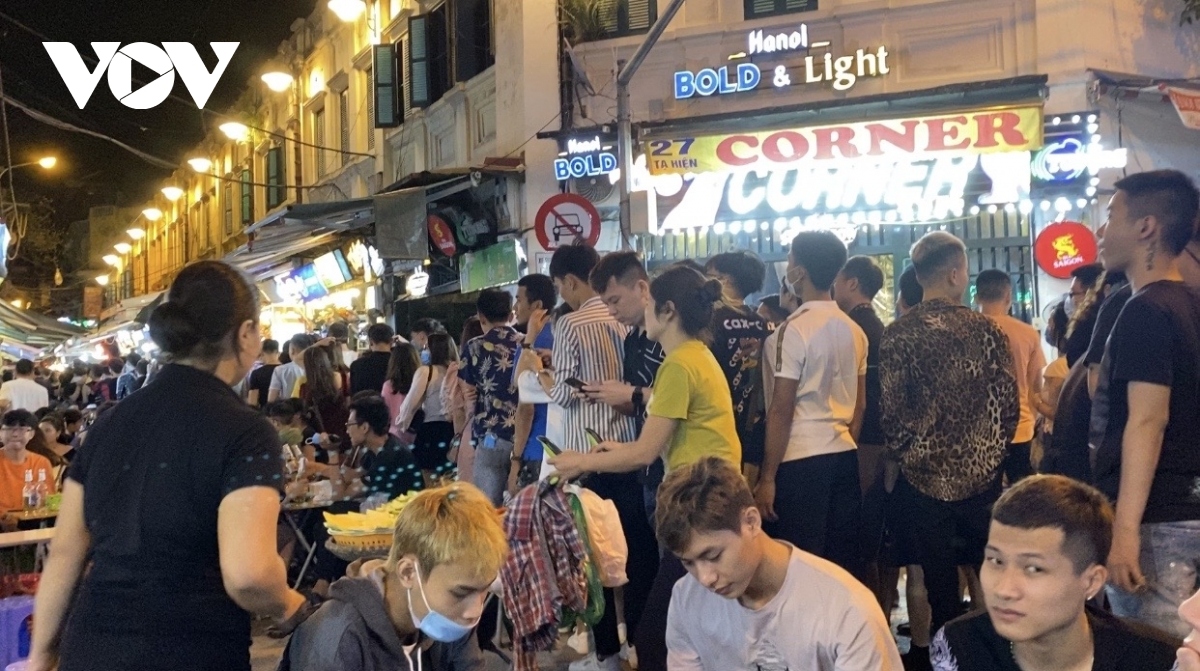 hanoi locals ignore covid-19 warnings as pedestrian streets reopen picture 10