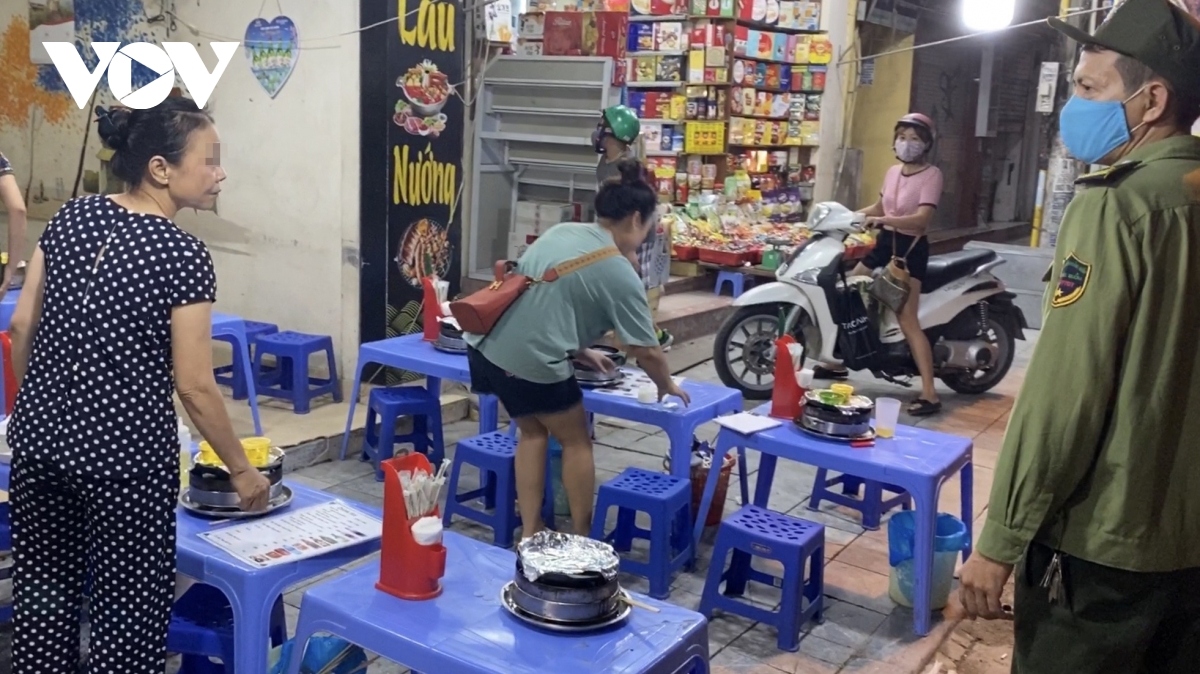 hanoi locals ignore covid-19 warnings as pedestrian streets reopen picture 11