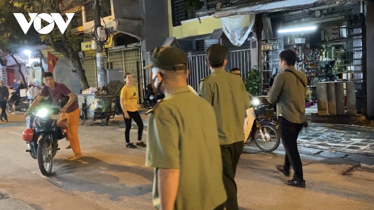 hanoi locals ignore covid-19 warnings as pedestrian streets reopen picture 12