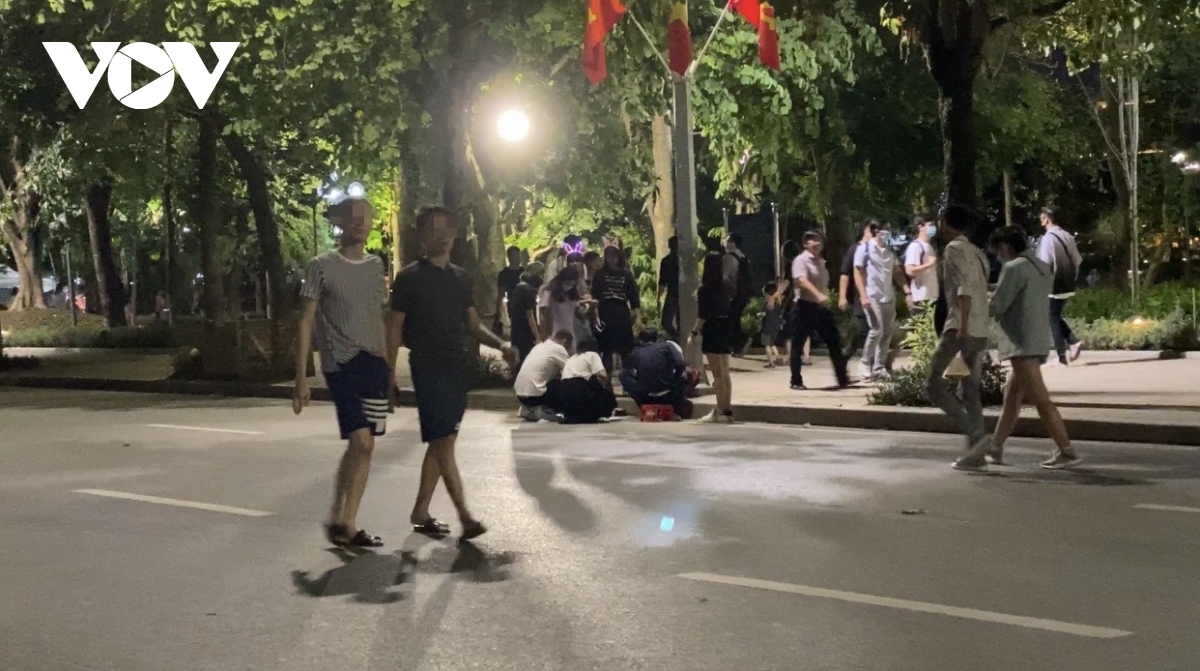 hanoi locals ignore covid-19 warnings as pedestrian streets reopen picture 2