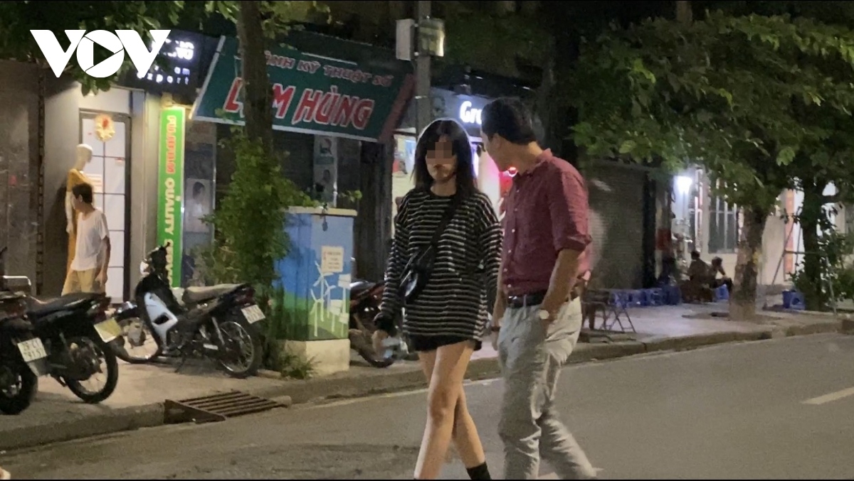 hanoi locals ignore covid-19 warnings as pedestrian streets reopen picture 3