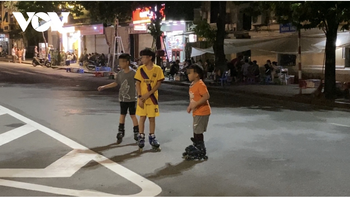 hanoi locals ignore covid-19 warnings as pedestrian streets reopen picture 5