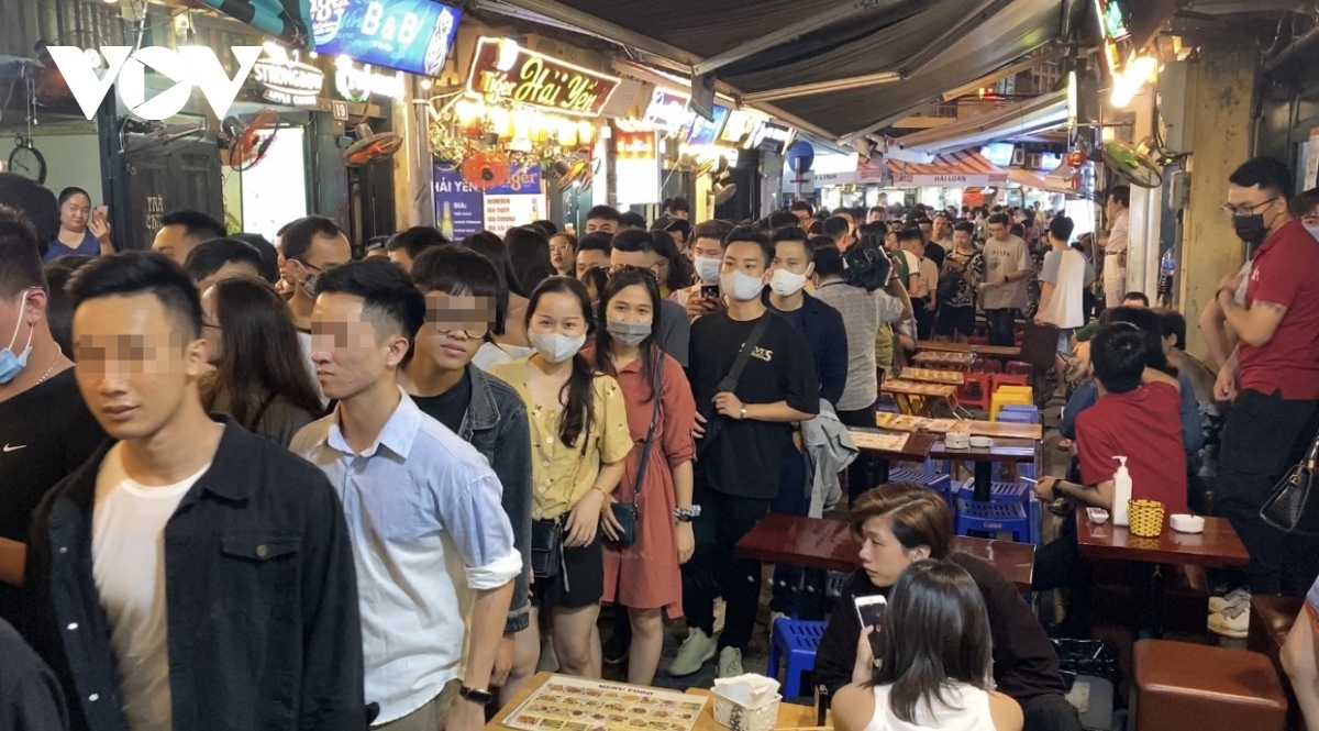 hanoi locals ignore covid-19 warnings as pedestrian streets reopen picture 6