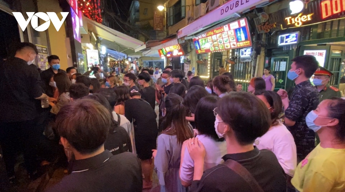 hanoi locals ignore covid-19 warnings as pedestrian streets reopen picture 7